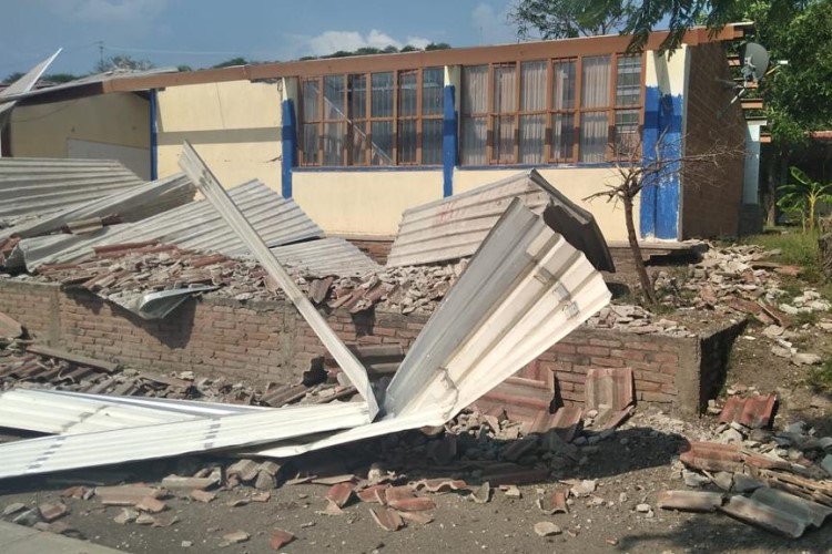 Daños en la Escuela Secundaría Juan José Arreola de Tolimán (Foto: Especial)